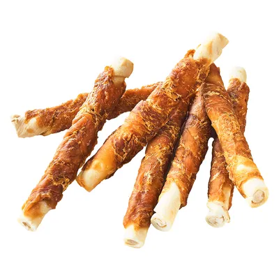 Mehrere Kausnacks in Stangenform, mit einer Schicht aus getrocknetem Fleisch umwickelt.
