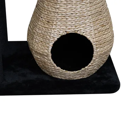 Cesto intrecciato in materiale naturale con ingresso rotondo, posizionato su base nera.