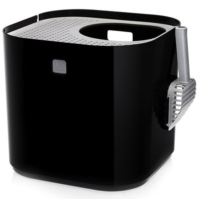 Modkat kattenbak zwart met bovenin instapopening, grijze geperforeerde deksel en bijpassende schep aan de zijkant bevestigd. Modkat merk zichtbaar op de voorkant.