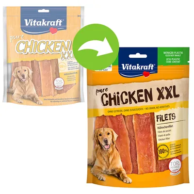 Dva pakiranja Vitakraft pure Chicken XXL fileta za pse, prikaz stare i nove ambalaže s natpisima: 'Weniger Plastik, gleicher Inhalt', 'Ohne Getreide, ohne Zusatzstoffe', slika psa na obje vrećice.