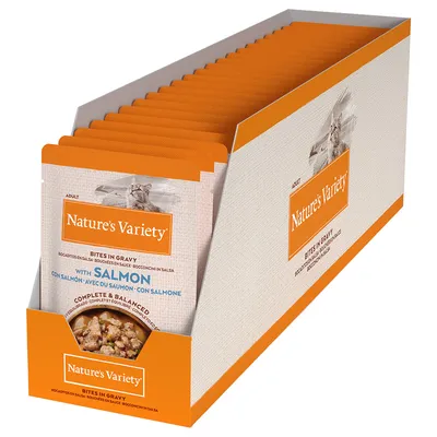 Nature's Variety Bites i sås med lax, komplett och balanserat. Förpackning för vuxna katter, flera portionspåsar i en box.