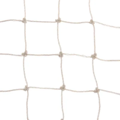 Nahaufnahme eines weissen Netzes mit quadratischen Maschen und Knoten an den Kreuzungspunkten.