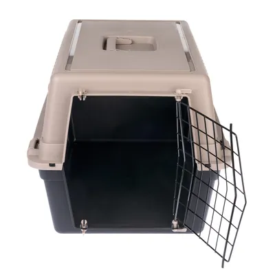 Caisse de transport en plastique rigide avec porte grillagée noire ouverte, poignée sur le dessus, coloris beige et noir, vue de face.