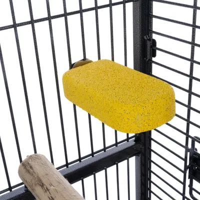 Keltainen mineraalikivi linnuille, kiinnitetty metallihäkkiin. Tukee nokanhoitoa ja tarjoaa tärkeitä mineraaleja.