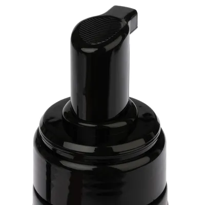 Dispenser de bomba preto para líquidos, adequado para dosagem precisa.