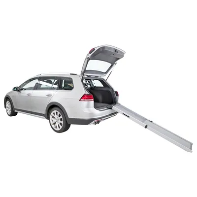 Sølvfarvet bil med åben bagklap og udtrukket aluminiumsrampe for nem adgang til bagagerummet.