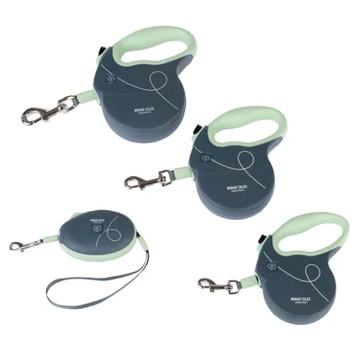 Quatre laisses rétractables bleu-vert avec poignée, mousqueton en métal et texte visible : NOMAD TALES München. Différentes vues du produit.