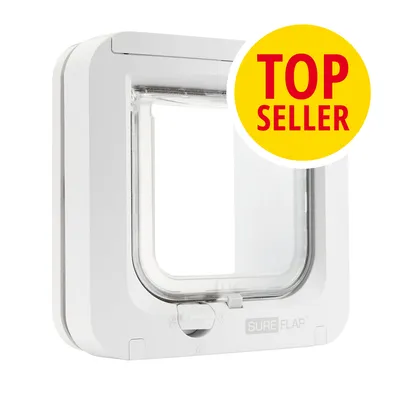 Białe drzwiczki dla zwierząt z napisem SURE FLAP, żółty okrągły znak z czerwonym tekstem TOP SELLER w prawym górnym rogu Białe drzwiczki dla zwierząt z napisem SURE FLAP, żółty okrągły znak z czerwonym tekstem TOP SELLER w prawym górnym rogu