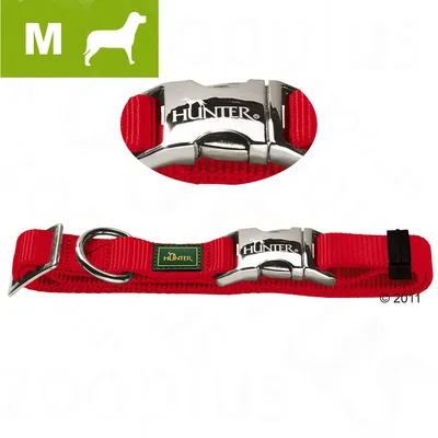 Červený obojek pro psy velikosti M s kovovou přezkou a nápisem HUNTER, textilní materiál, detail zapínání a štítek HUNTER na obojku. Červený obojek pro psy velikosti M s kovovou přezkou a nápisem HUNTER, textilní materiál, detail zapínání a štítek HUNTER na obojku.