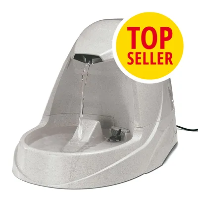 Fontanna na wodę dla zwierząt z widocznym napisem TOP SELLER na żółtym tle. Produkt wykonany z jasnoszarego plastiku, woda wypływa z górnej części do miski.