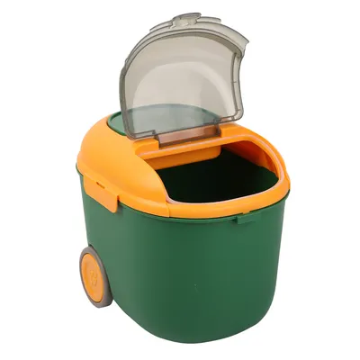 Grüner Futterbehälter mit gelbem Deckel, transparentem Klappverschluss und Rollen für einfache Mobilität.