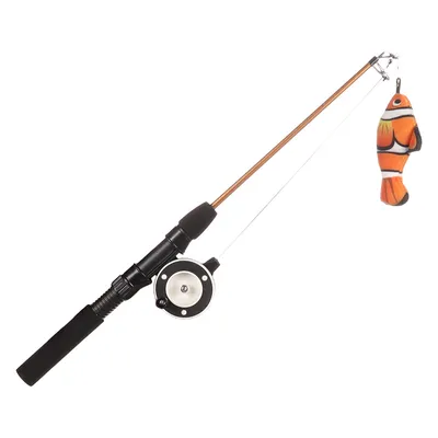 Lekstav med svart handtag, brun stång och orange fiskleksak i snörändan.
