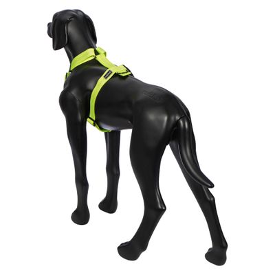 Svart hundmodellfigur bär en neongul sele med synlig rukka-etikett.