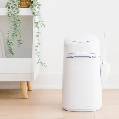 Weisser Mülleimer mit integriertem Fach für Zubehör, geeignet für die Aufbewahrung von Tierabfällen.