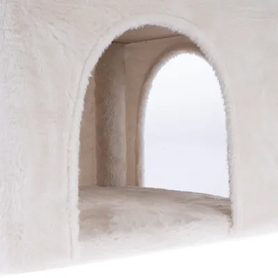 Cueva beige de felpa suave con dos entradas abiertas y interior acolchado, adecuada como refugio.