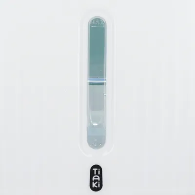 Tiaki indicatore del livello dell'acqua con segno di massimo su sfondo bianco.