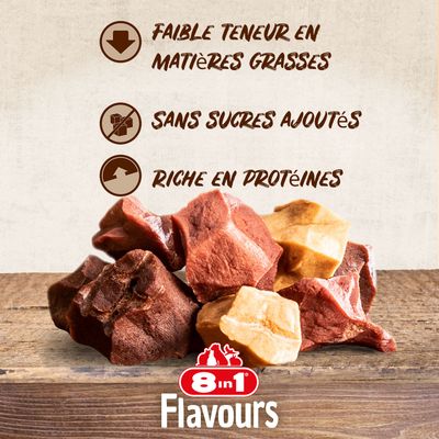 8in1 Flavours. Faible teneur en matières grasses, sans sucres ajoutés, riche en protéines. Morceaux de friandises visibles sur une table en bois.