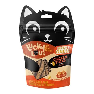 Lucky Lou's Chicken Sticks, пиле. Без зърнени храни, без добавена захар. Произведено в Швейцария. Опаковка с котешки мотив и текст: 'Das gibt mir den Kick-Erik!'.