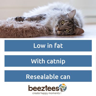 Beeztees Catnip Cookies, zöld kekszek macskamentával és gabonával műanyag dobozban. Látható hal alakú kekszek a doboz mellett.