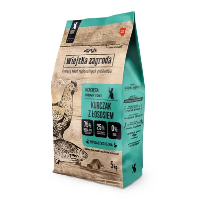 Sac de croquettes wiejska zagroda, texte en polonais : KURCZAK Z ŁOSOSIEM, 75 % mięsa ryb, 25 % innych składników, 0 % zbóż, hypoalergiczna, poids 5 kg. Texte non traduit.