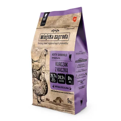 Sac de 5 kg wiejska zagroda pour chats adultes, saveur poulet et canard. Texte visible : 75,7 % viande, 24,3 % protéines brutes, 0 % céréales, hypoallergénique. Écriture en polonais.