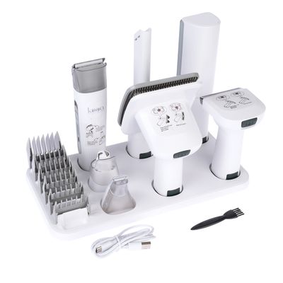 kooa Tierpflege-Set mit Trimmer, verschiedenen Aufsätzen, Ladekabel und Zubehör auf weissem Tablett.