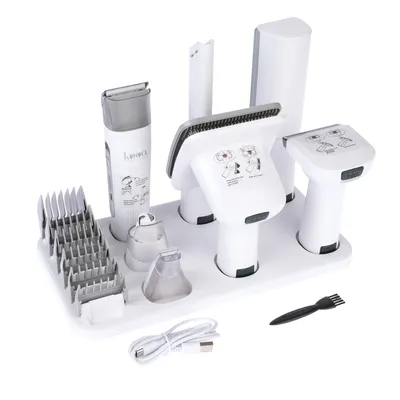 kooa Tierpflege-Set mit Trimmer, verschiedenen Aufsätzen, Ladekabel und Zubehör auf weissem Tablett.
