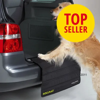Hund ved bil med sort ROLLMAT måtte på bagagerumskant, stor gul cirkel med rød tekst: TOP SELLER. Tekst på måtten: Kleinmetall ROLLMAT.