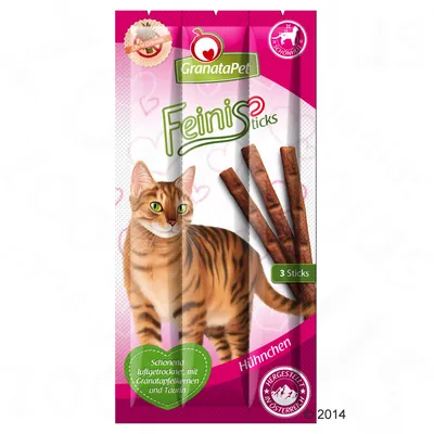 GranataPet Feinis Sticks para gatos, paquete con 3 sticks. Texto visible: 'Schonend luftgetrocknet, mit Granatapfelkernen und Taurin'. Sabor: Huhnchen. Fabricado en Austria.