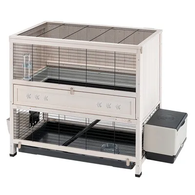 Dvojposchodová klietka z dreva a kovu s napájačkou, miskou a bočným plastovým boxom. Predné dvierka s výrezmi v tvare trávy, čierna mriežka na oboch poschodiach.