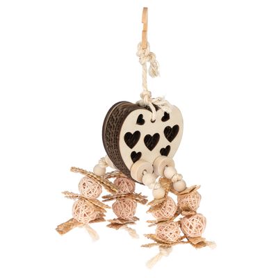 Jouet suspendu en forme de cœur avec motifs découpés, composé de bois, carton et boules tressées, cordes et perles visibles, crochet d’attache en haut.
