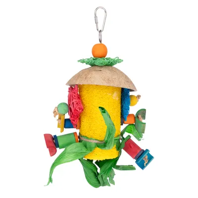 Jouet suspendu pour oiseaux en luffa jaune, bois et fibres colorées, avec crochet métallique, éléments verts, rouges, bleus et orange visibles. Jouet suspendu pour oiseaux en luffa jaune, bois et fibres colorées, avec crochet métallique, éléments verts, rouges, bleus et orange visibles.