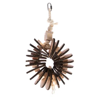 Jouet suspendu en forme d’anneau composé de disques en carton ondulé et bois, corde avec perles et cube en bois, mousqueton métallique pour accrocher. Jouet suspendu en forme d’anneau composé de disques en carton ondulé et bois, corde avec perles et cube en bois, mousqueton métallique pour accrocher.