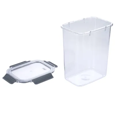 Transparent plastbehållare med avtagbart lock och gråa lås, lämplig för förvaring av livsmedel eller djurfoder.
