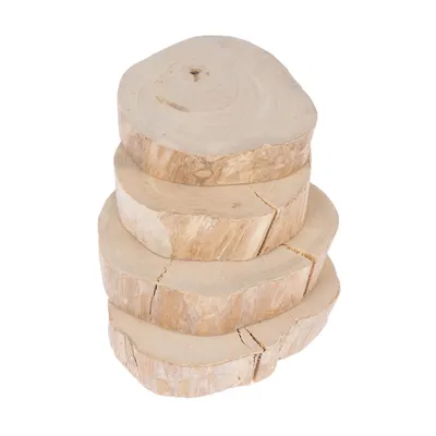 Quatre rondins de bois empilés, formes irrégulières, surface naturelle et fissures visibles. Matériau : bois brut clair.