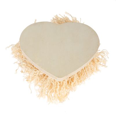 Hjärformat klösbräde av trä med beige sisalfransar, lämpligt för katter att klösa och leka med.