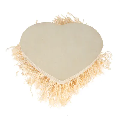 Herzförmiges Kratzbrett aus Holz mit beige-farbenen Sisalfransen, geeignet für Katzen zum Kratzen und Spielen. Herzförmiges Kratzbrett aus Holz mit beige-farbenen Sisalfransen, geeignet für Katzen zum Kratzen und Spielen.