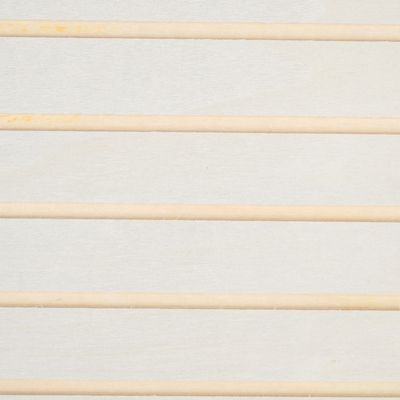 Holzstruktur mit horizontalen Streifen, geeignet für Produktdesign oder Materialbeschreibung.