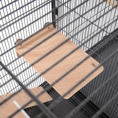 Holzplattform mit Metallhalterungen, montiert in einem Käfig. Geeignet als Sitzfläche oder Ablage für Kleintiere.