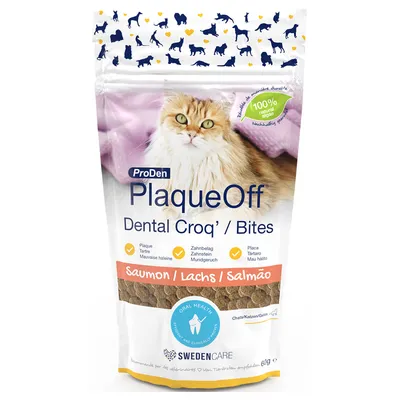 ProDen PlaqueOff Dental Croq’ Bites pre mačky, losos. 100 % natural ingredients. SWEDENCARE. Viditeľné granule v balení, obrázok mačky na obale.