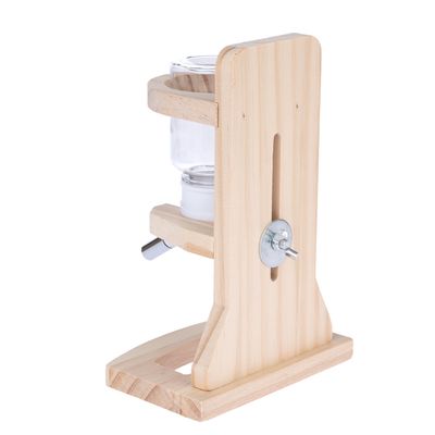 Drevený stojan so sklenenou nádobou a kovovým napájačom, vhodný na pripevnenie na klietky. Funkcia dávkovača vody je viditeľná.