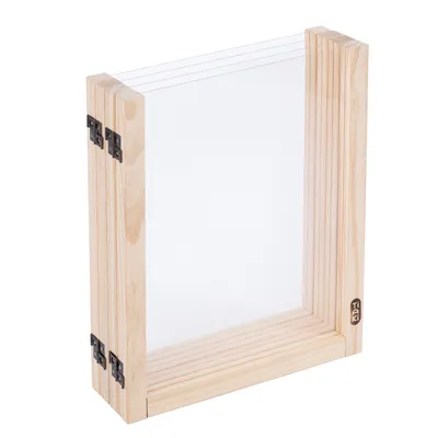 Panneau transparent avec cadre en bois clair, charnières métalliques noires sur le côté gauche, logo Tiaki visible en bas à droite du cadre.