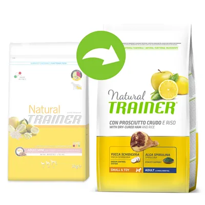 Pungi de hrană pentru câini Natural Trainer Adult Mini și Natural Trainer Con Prosciutto Crudo e Riso, cu imagini de lămâie, măr, șuncă crudă, yucca schidigera și alga spirulină. Săgeată verde între ambalaje.