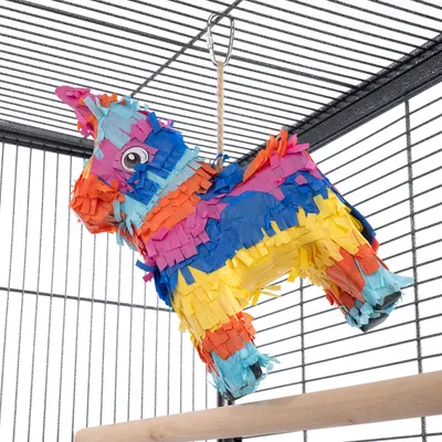 Jouet suspendu en forme d’âne coloré, fait de papier, accroché dans une cage à barreaux métalliques. Crochet métallique et corde visibles pour fixation.