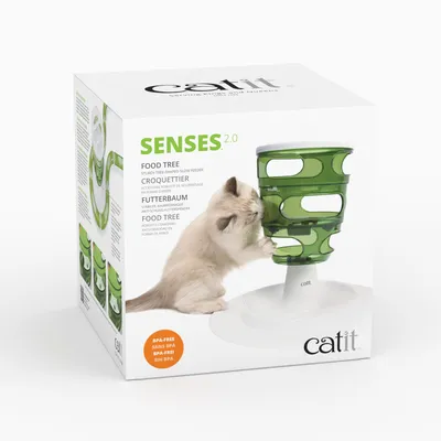 Catit Senses 2.0 drzewko na karmę, stabilny wolno dozujący podajnik w kształcie drzewa, bez BPA. Opakowanie pokazuje zielone drzewko na karmę i kota podczas zabawy.