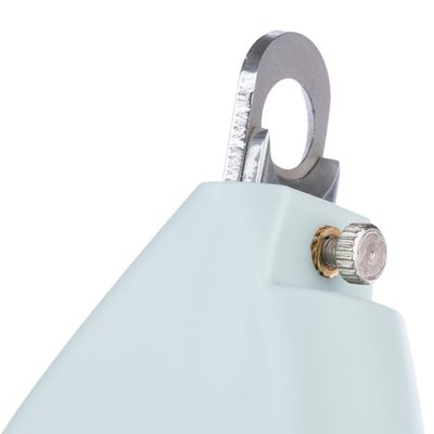 Close-up van een metalen snijgereedschap met schroef en handvat van kunststof.