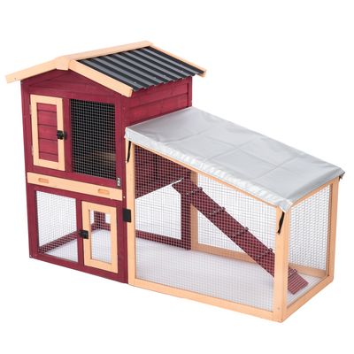 Rot-weisses Kleintierhaus mit zwei Ebenen, Metallgitterwänden, Holzrahmen und überdachter Rampe. Dach aus Wellblech und abgedecktem Freilaufbereich.