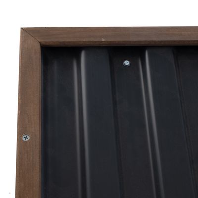 Detailansicht eines schwarzen Metallblechs mit Holzrahmen und sichtbaren Schrauben.