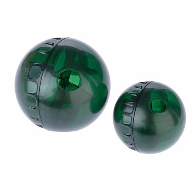 Due palline verdi in plastica con aperture, adatte da riempire con snack o crocchette.