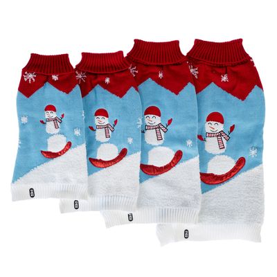 Vier hondentruien met sneeuwmanmotief, rood-blauw-wit design, verschillende maten zichtbaar.